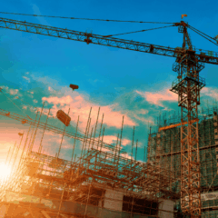 建設費高騰の背景を象徴する建設現場の写真。不動産投資に影響する建築コスト上昇を解説するコラム用サムネイル画像